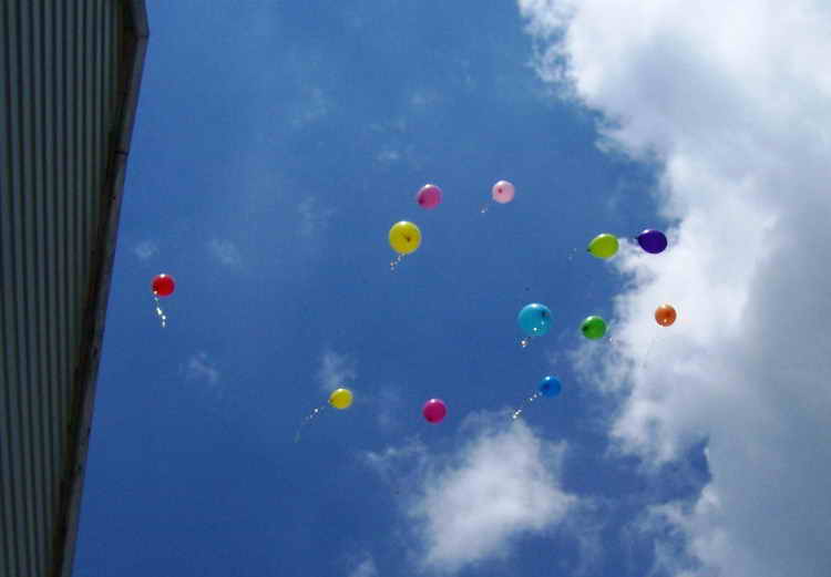 Праздник Последнего звонка в Нижнепоповской школе.  Воздушные шары в синем небе. 25.05.2016г